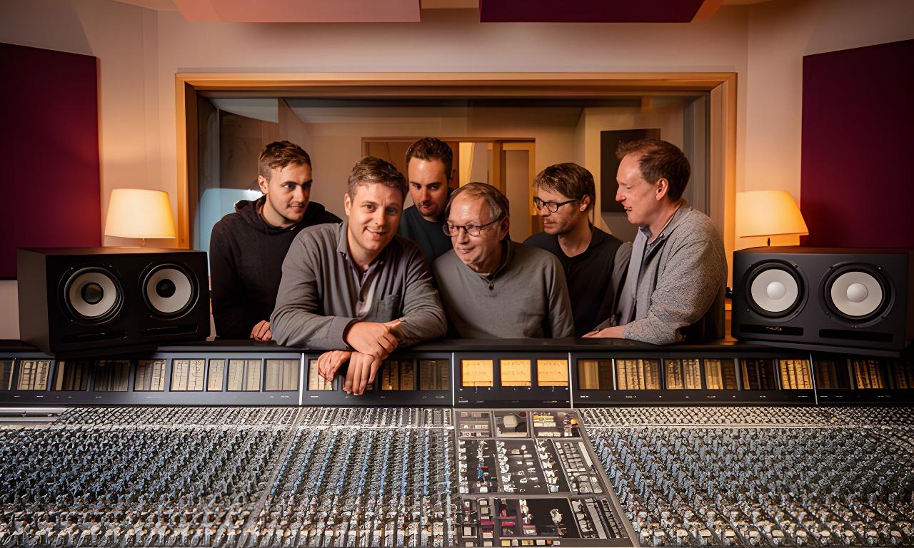 Het opnameteam van De Maas Klank achter de mengtafel in de studio in Alkmaar